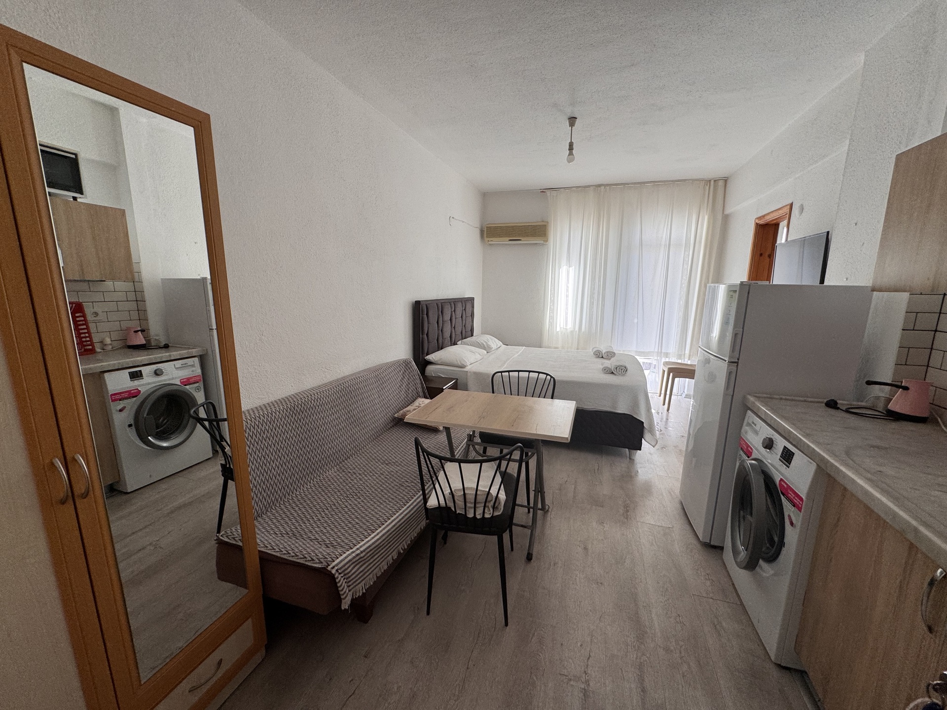 Kısmı Deniz Manzaralı Balkonlu 1+0
